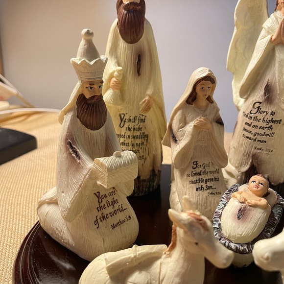 Kirkland Sentiment Nativity Set,Carved Resin Set of 9 Figures, Base, in Box - Picture 5 of 10